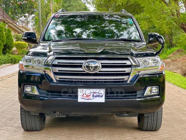 2016 Toyota Land Cruiser Black - Elevate Your Off-Road Experience