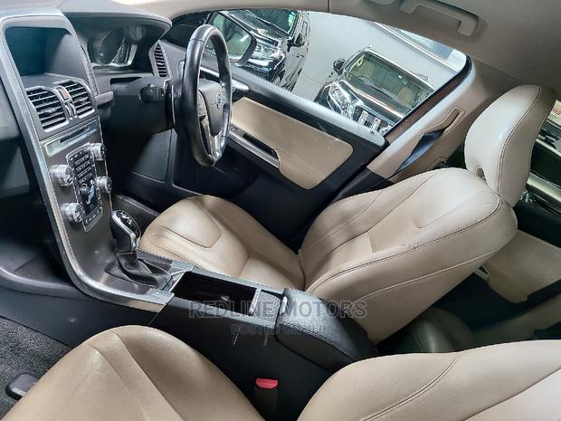 Brown Volvo XC60 T6 Drive-E AWD 2016