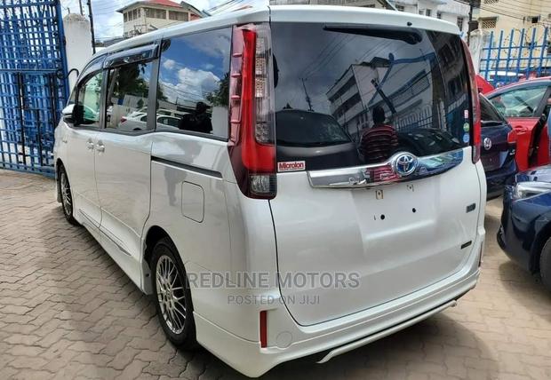 White 7 Seater Toyota Noah 1.8 FWD Hybrid 2016