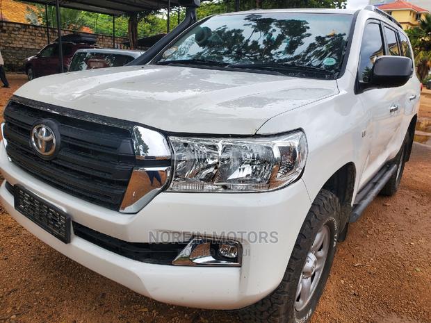 White 2017 Land Cruiser Prado Toyota: Unmatched Off-Road Performance