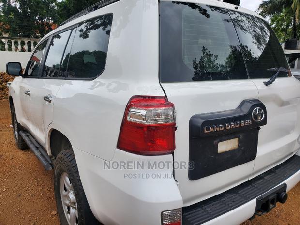 White 2017 Land Cruiser Prado Toyota: Unmatched Off-Road Performance