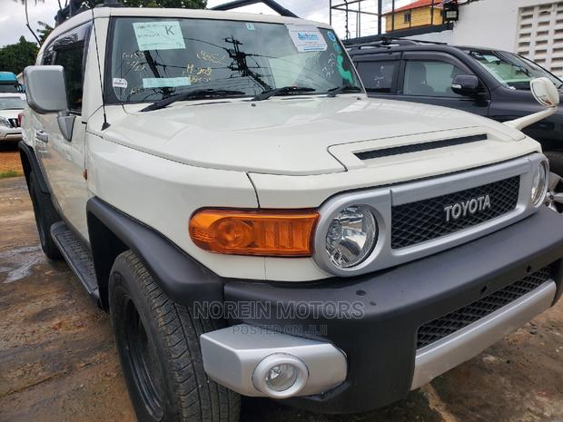 White Toyota FJ Cruiser 2016 - Off-Road Excellence Awaits