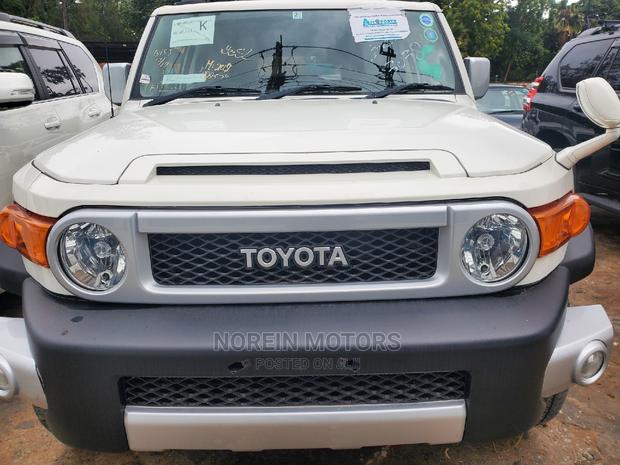 White Toyota FJ Cruiser 2016 - Off-Road Excellence Awaits