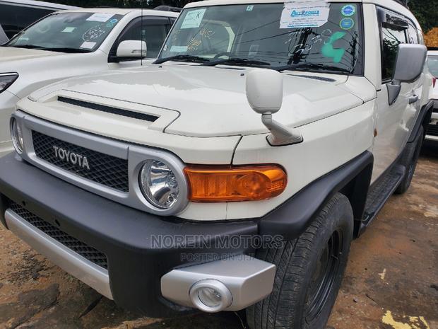 White Toyota FJ Cruiser 2016 - Off-Road Excellence Awaits