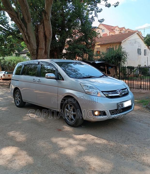 Toyota ISIS 1.8 Platana 2WD 2013 Silver