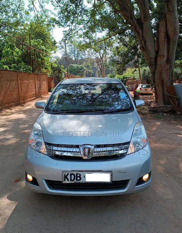 Toyota ISIS 1.8 Platana 2WD 2013 Silver