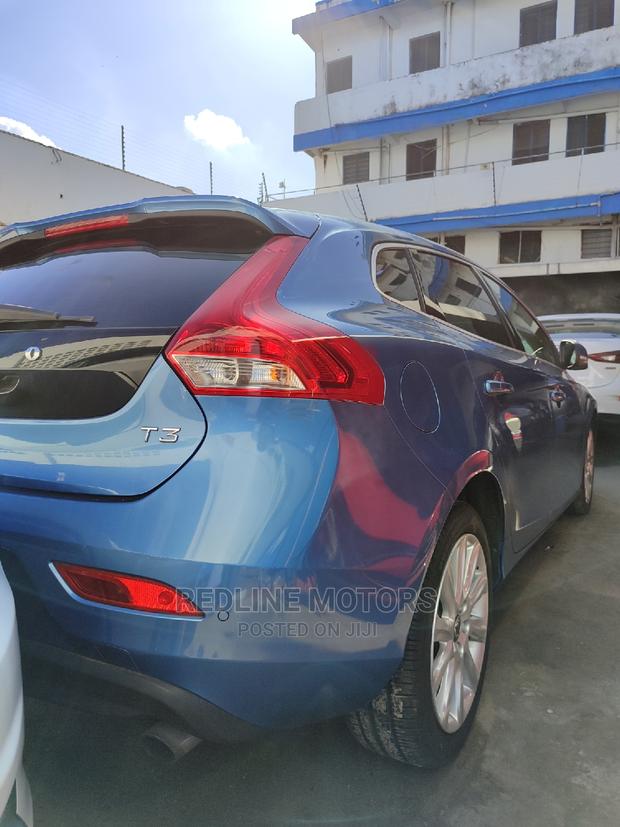 2016 Volvo V40 Blue - Compact Luxury with Style and Efficiency