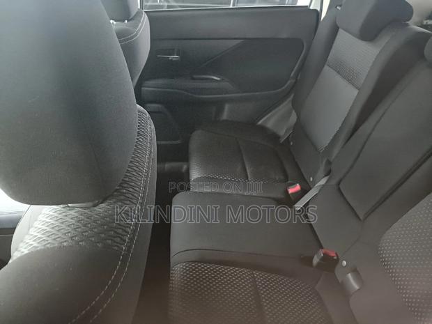 2018 Mitsubishi Outlander White: Compact SUV with Style