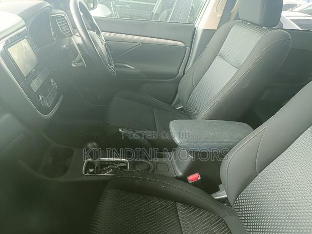 2018 Mitsubishi Outlander White: Compact SUV with Style