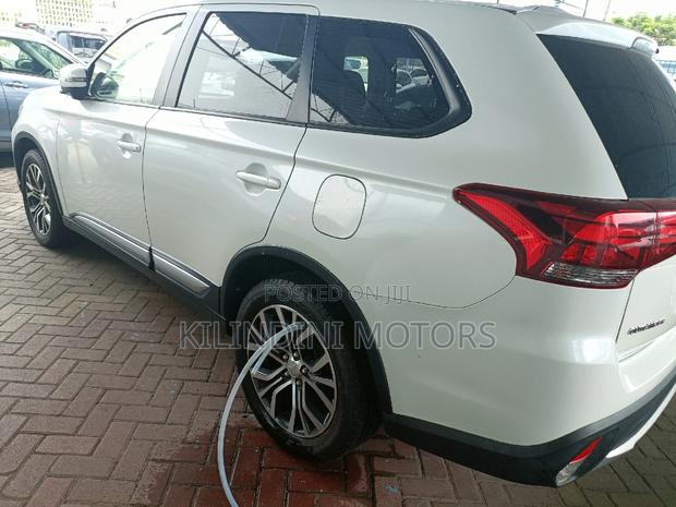 2018 Mitsubishi Outlander White: Compact SUV with Style
