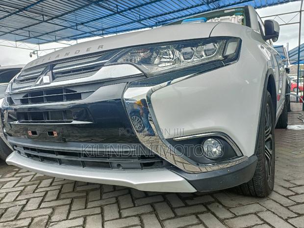 2018 Mitsubishi Outlander White: Compact SUV with Style