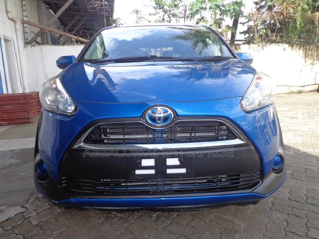 Toyota Sienta 1.5 Hybrid FWD 2016 Blue