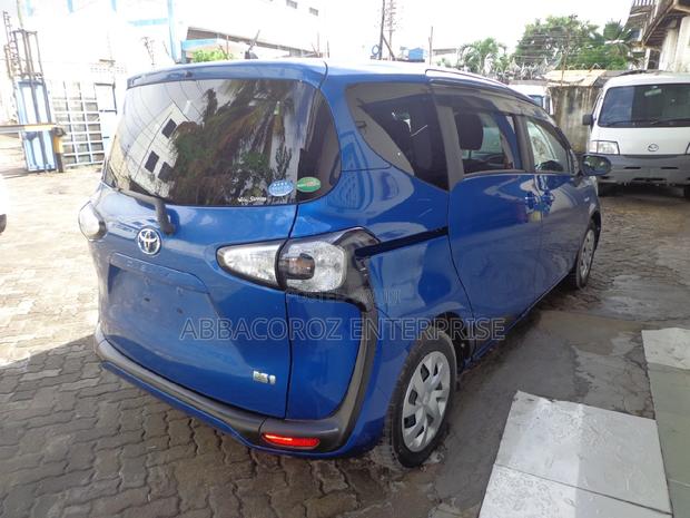 Toyota Sienta 1.5 Hybrid FWD 2016 Blue