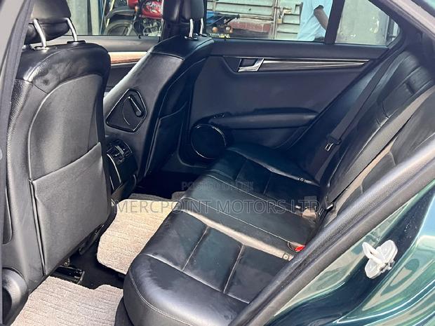 Stunning 2009 Mercedes-Benz C200 Blue: A Must-Have Sedan