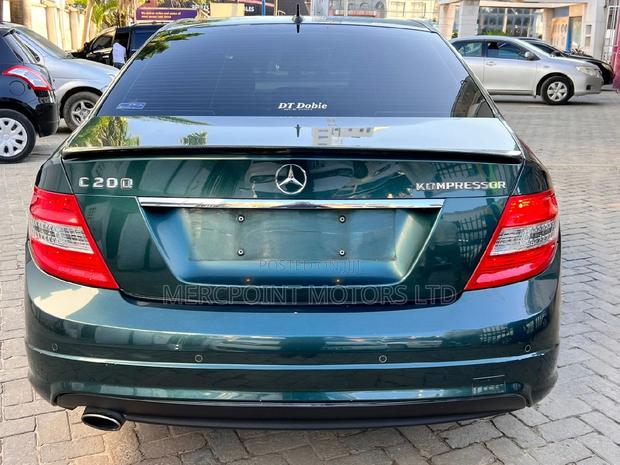 Stunning 2009 Mercedes-Benz C200 Blue: A Must-Have Sedan
