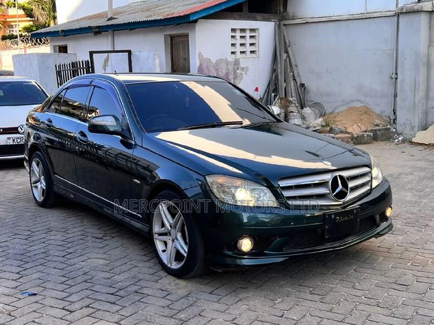 Stunning 2009 Mercedes-Benz C200 Blue: A Must-Have Sedan