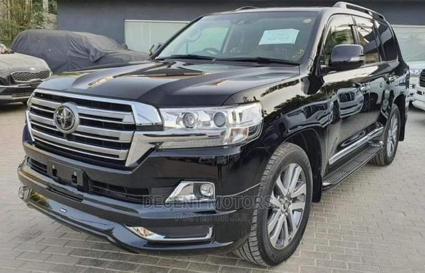 2017 Black 4.6 V8 ZX Toyota Land Cruiser - Capable and Comfortable SUV