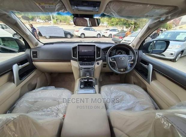 2017 Black 4.6 V8 ZX Toyota Land Cruiser - Capable and Comfortable SUV