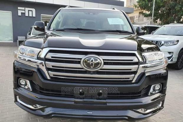 2017 Black 4.6 V8 ZX Toyota Land Cruiser - Capable and Comfortable SUV