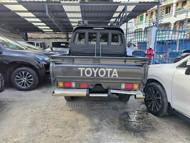 2017 Toyota Land Cruiser Gray - Used Luxury SUV for Sale