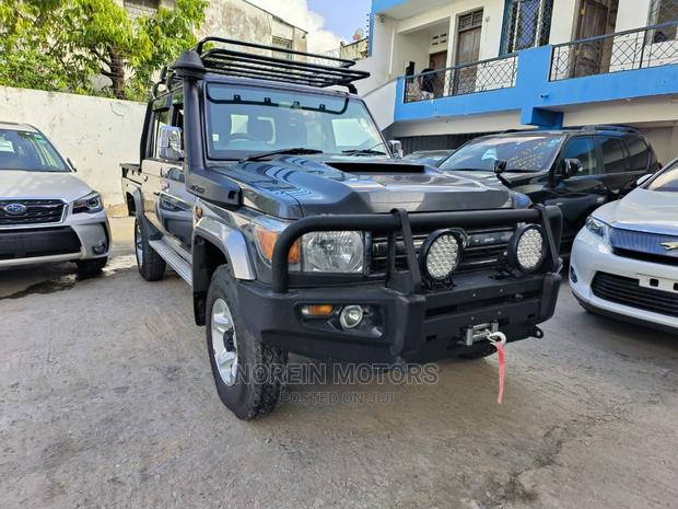 2017 Toyota Land Cruiser Gray - Used Luxury SUV for Sale