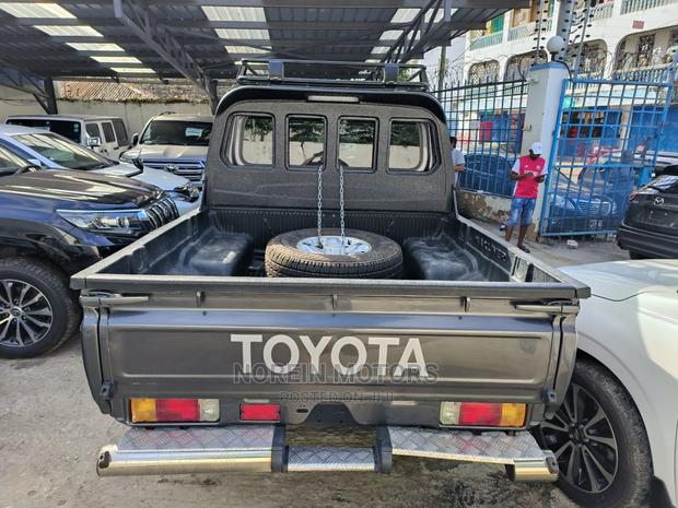 2017 Toyota Land Cruiser Gray - Used Luxury SUV for Sale