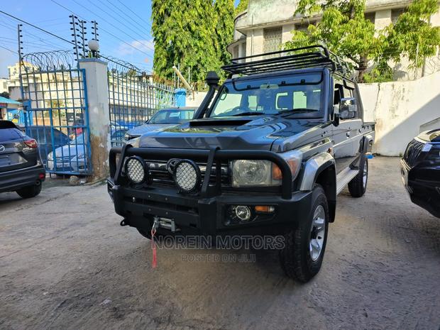 2017 Toyota Land Cruiser Gray - Used Luxury SUV for Sale