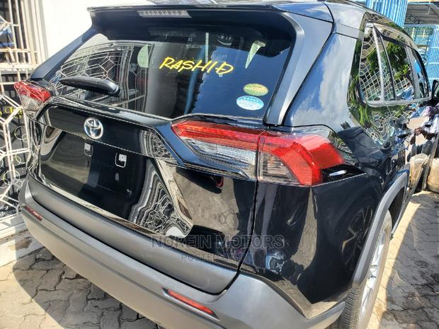 Black Toyota RAV4 2017 - Power & Efficiency Combined