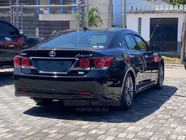 Black 2016 Toyota Crown - Premium Sedan