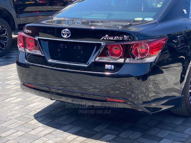 Black 2016 Toyota Crown - Premium Sedan