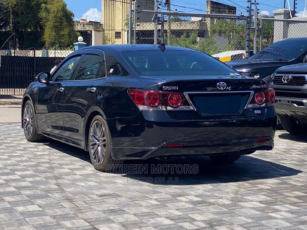 Black 2016 Toyota Crown - Premium Sedan