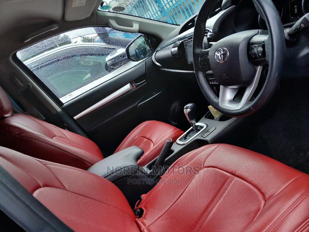 Pre-Owned 2016 Toyota Land Cruiser Black: Luxury SUV for Adventure