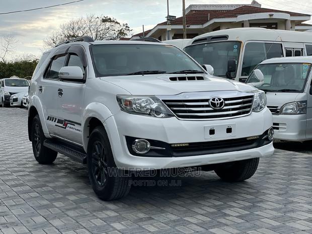 2015 Toyota Fortuner White: Powerful and Luxurious SUV