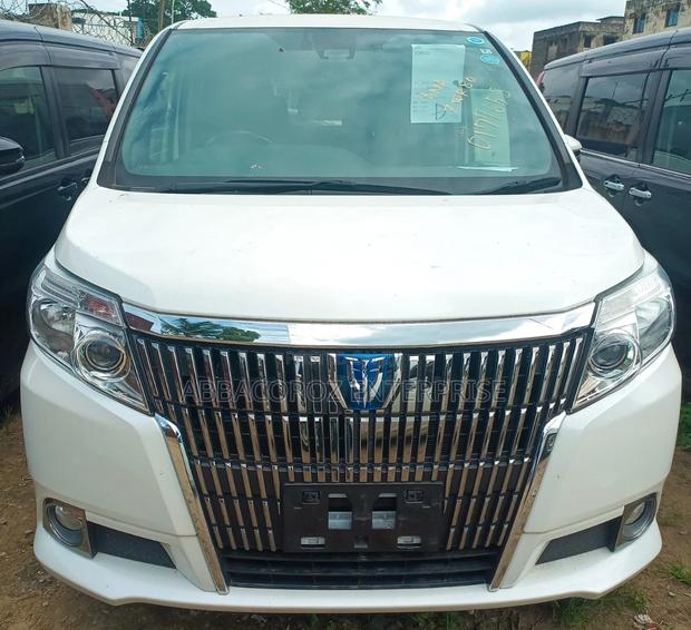 Toyota Esquire 1.8 FWD Hybrid (7 seater) 2017 White