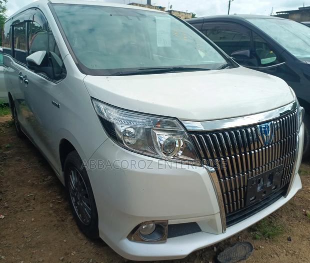 Toyota Esquire 1.8 FWD Hybrid (7 seater) 2017 White