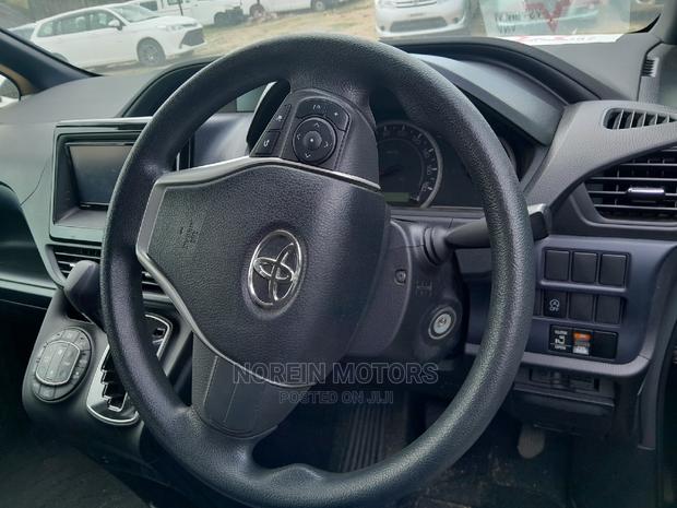 7-Seater Toyota Esquire Hybrid 2016: Spacious Comfort and Fuel-Efficiency