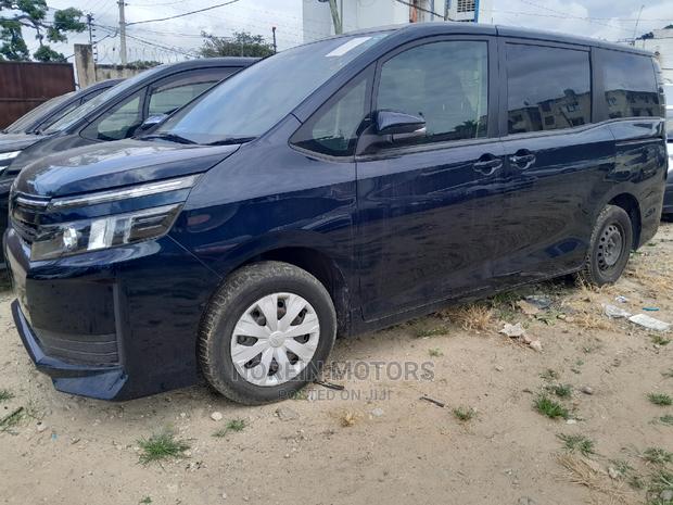 7-Seater Toyota Esquire Hybrid 2016: Spacious Comfort and Fuel-Efficiency