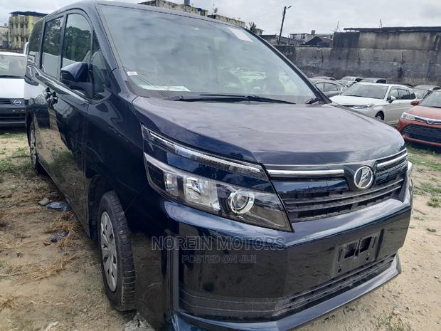 7-Seater Toyota Esquire Hybrid 2016: Spacious Comfort and Fuel-Efficiency