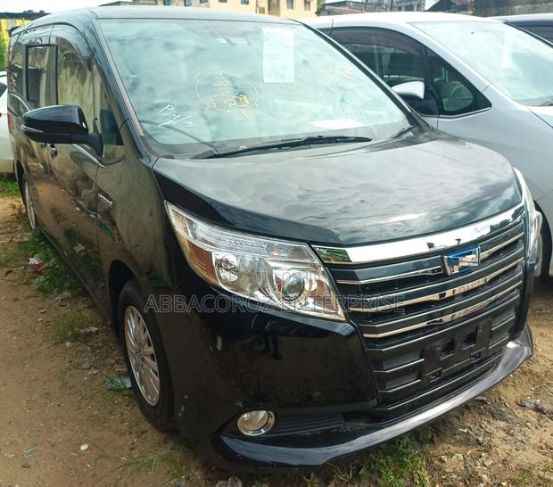 Toyota Noah 1.8 FWD Hybrid (7 seater) 2016 Black