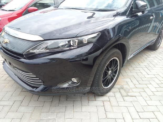 Black Toyota Harrier 2.0 4WD 2017 - Powerful SUV