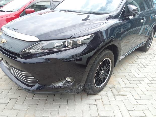 Black Toyota Harrier 2.0 4WD 2017 - Powerful SUV
