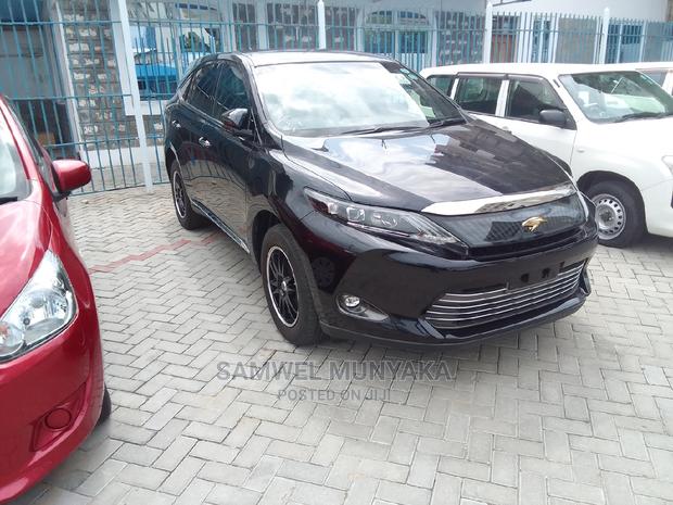 Black Toyota Harrier 2.0 4WD 2017 - Powerful SUV