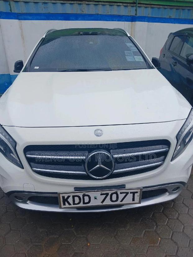 Luxury 2014 Mercedes-Benz GLA 250 SV Premium - White Edition