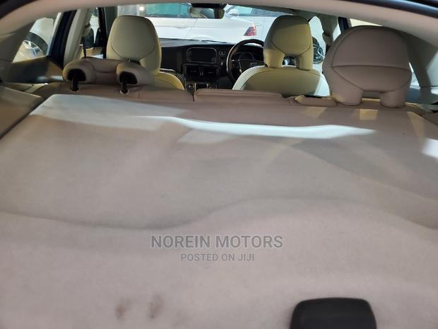 Volvo V40 2016 - Blue Edition: Elegance & Efficiency
