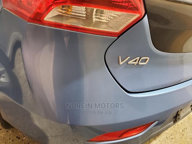 Volvo V40 2016 - Blue Edition: Elegance & Efficiency