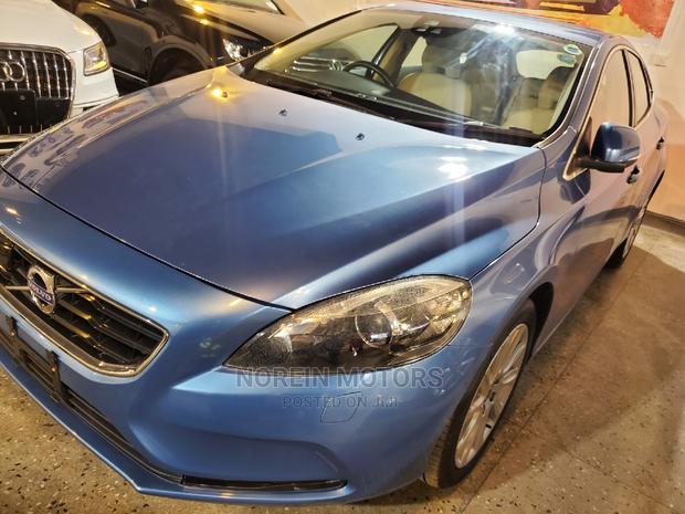 Volvo V40 2016 - Blue Edition: Elegance & Efficiency