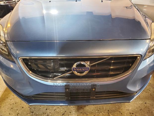 Volvo V40 2016 - Blue Edition: Elegance & Efficiency