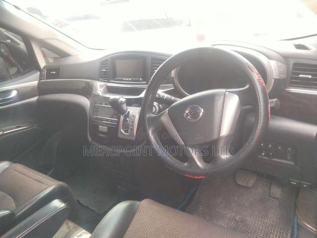 Black Elgrand 2012 Nissan: Comfortable & Powerful
