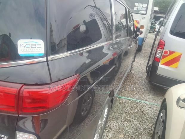 Black Elgrand 2012 Nissan: Comfortable & Powerful