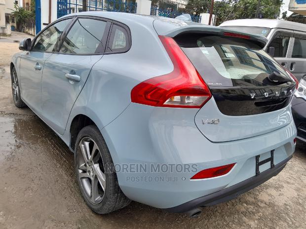 Volvo V40 2017 in Blue: Stylish Compact